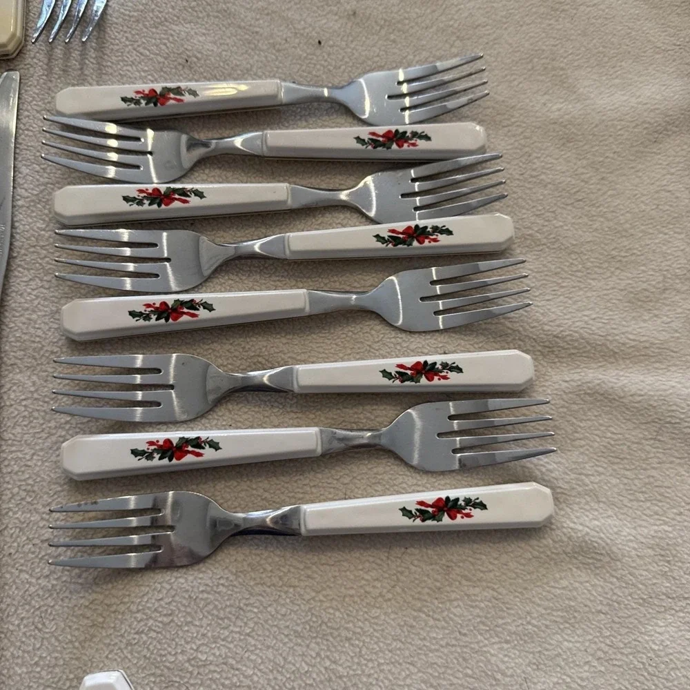Pfaltzgraff Christmas Heritage Flatware 40 Piece Set 8 Place Settings